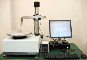 大型テーブル回転型真円度測定機
